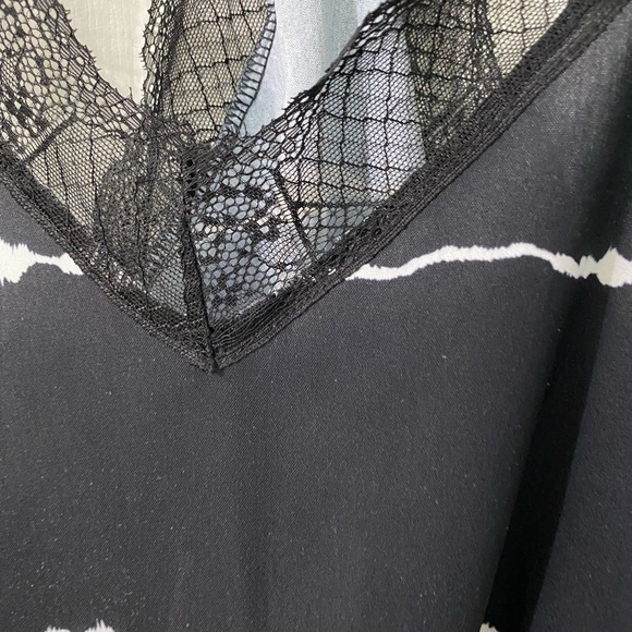 Black and white camisole with lace trim - Picture 2 of 5